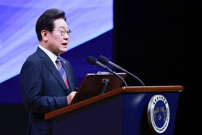 이재명 대통령이 13일 서울 강남구 코엑스에서 열린 2025 세계정치학회(IPSA) 서울총회 개막식에서 연설하고 있다. ⓒ연합뉴스