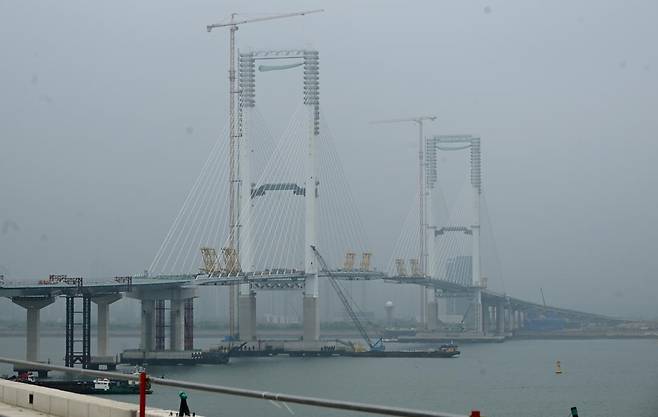 이달 7일 인천 중구 영종도와 서구 청라국제도시를 잇는 ‘제3연륙교’의 막바지 공사가 한창이다. 제3연륙교는 올해 말 개통을 앞두고 있지만 인천시와 국토교통부의 갈등 속에 여전히 통행료가 정해지지 않았다. 인천시 제공