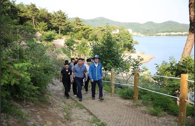 윤병태 나주시장 등 나주시 관계자들이 11일 개통한 나주호 둘레길을 걷고 있다. 나주시 제공