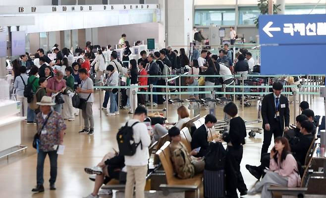 6월 5일 인천국제공항 제1여객터미널 출국장에서 여행객들이 출국 수속을 하고 있다. 뉴시스 제공