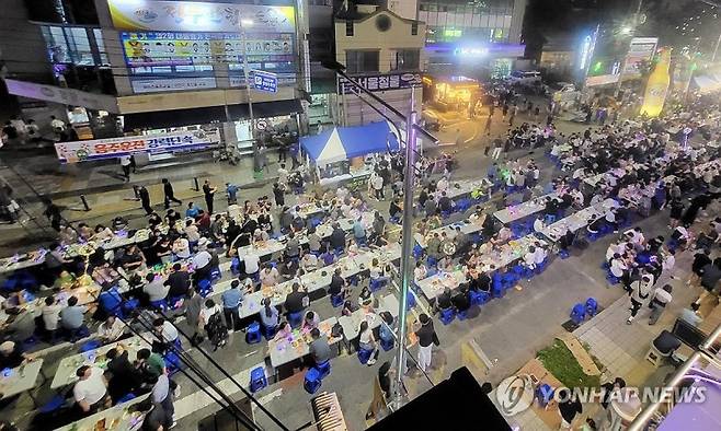 홍천 도심에서 열리는 홍천강 별빛음악 맥주축제 전야제. 연합뉴스
