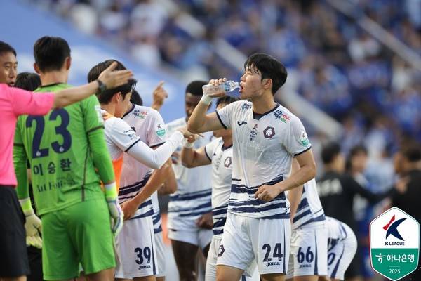 쿨링브레이크 중인 충북청주FC 선수들. 한국프로축구연맹 제공