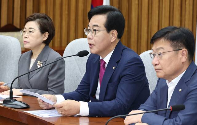 송언석 국민의힘 비상대책위원장 및 원내대표가 11일 오전 국회에서 열린 원내대책회의에서 발언하고 있다. 윤운식 선임기자 yws@hani.co.kr