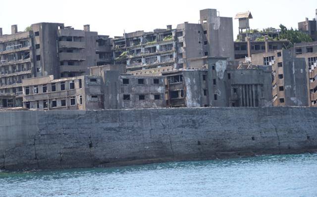 2022년 7월 4일 촬영된 일본 나가사키현 나가사키시 군함도(일본명 하시마). 앞쪽 왼쪽에서 두 번째 건물이 일제강점기 조선인 강제동원 노동자의 숙소로 사용된 66호 건물이다. 하시마=연합뉴스