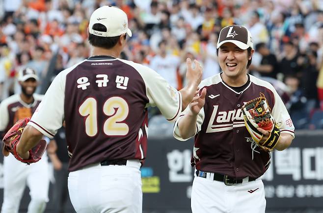 <yonhap photo-3259=""> 12일 올스타전에서 투수 우규민과 3루수 최정이 포지션을 맞바꾸고 있다. 연합뉴스</yonhap>