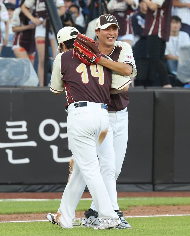 2025 신한 SOL뱅크 KBO 올스타전이 12일 오후 대전 한화생명볼파크에서 열렸다. 드림팀 최정이 2회 이주형을 1루수 라인드라이브로 아웃시키고 투수였던 우규민과 포옹하고 있다. 대전=정시종 기자 capa@edaily.co.kr /2025.07.12.