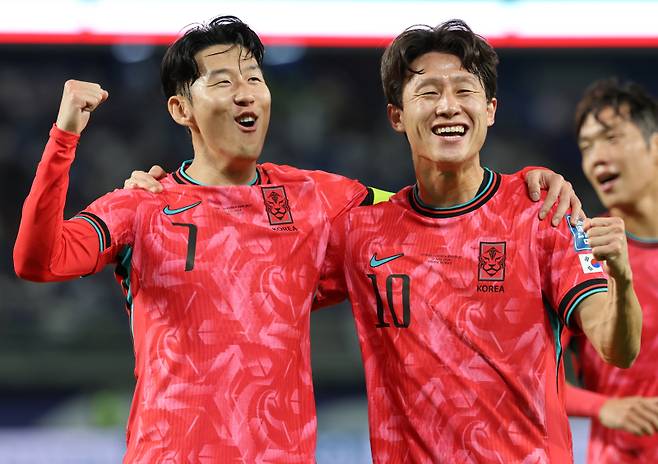 <yonhap photo-7068=""> 이재성과 기뻐하는 손흥민 (쿠웨이트시티=연합뉴스) 황광모 기자 = 14일 오후(현지시간) 쿠웨이트 자베르 알 아흐메드 국제 경기장에서 열린 2026 북중미 월드컵 아시아지역 3차 예선 B조 5차전 한국과 쿠웨이트의 경기. 한국 손흥민이 페널티킥을 넣고 이재성과 기뻐하고 있다. 2024.11.14 hkmpooh@yna.co.kr/2024-11-14 23:29:59/ <저작권자 ⓒ 1980-2024 ㈜연합뉴스. 무단 전재 재배포 금지, AI 학습 및 활용 금지></yonhap>