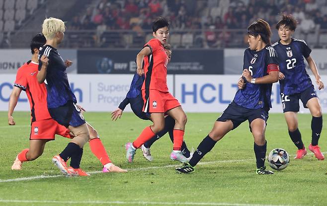 <yonhap photo-2887=""> 동점골 넣는 정다빈 (화성=연합뉴스) 김성민 기자 = 13일 경기도 화성종합경기타운 주경기장에서 열린 2025년 동아시아축구연맹(EAFF) E-1 챔피언십(동아시안컵) 여자부 대한민국과 일본의 경기. 한국 정다빈이 골을 넣고 있다. 2025.7.13 ksm7976@yna.co.kr/2025-07-13 21:48:00/ <저작권자 ⓒ 1980-2025 ㈜연합뉴스. 무단 전재 재배포 금지, AI 학습 및 활용 금지></yonhap>