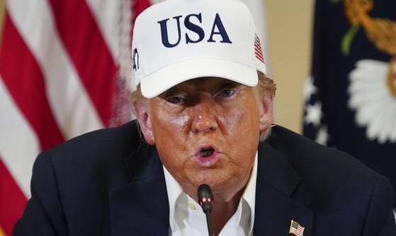 도널드 트럼프 미국 대통령이 지난 11일(현지시간) 텍사스 커빌에서 열린 토론에서 발언하고 있다. AP=연합뉴스