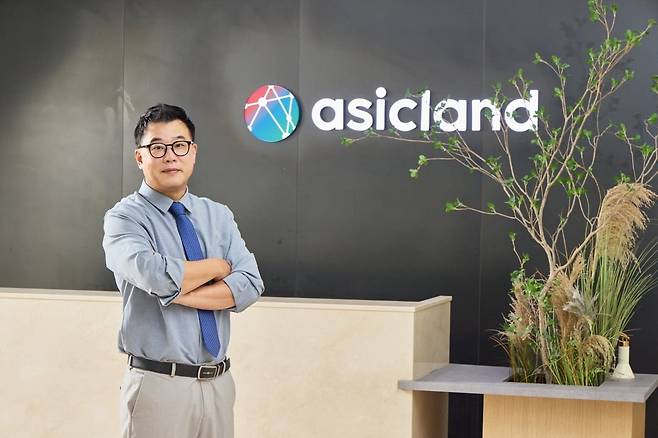 이종민 에이직랜드 대표가 새 먹거리에 대한 사업 설명 후 자신감 있는 포즈를 취하고 있다. 수원=윤현주 기자