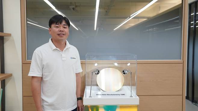 김준호 영업본부장이 웨이퍼를 소개하고 있다. 수원=윤현주 기자