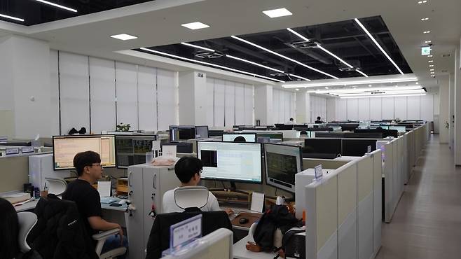 에이직랜드 본사 직원들에 업무에 매진하고 있는 모습. 수원=윤현주 기자