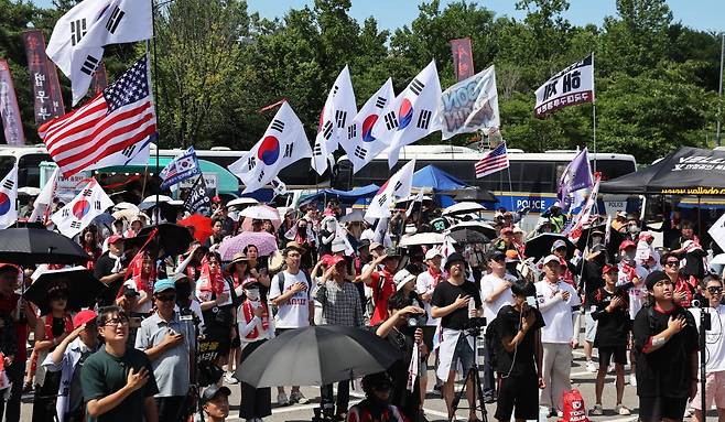 12일 경기도 의왕시 서울구치소 앞에서 윤석열 전 대통령 지지자들이 재구속된 윤 전 대통령 석방을 촉구하는 집회를 열고 있다. 연합뉴스