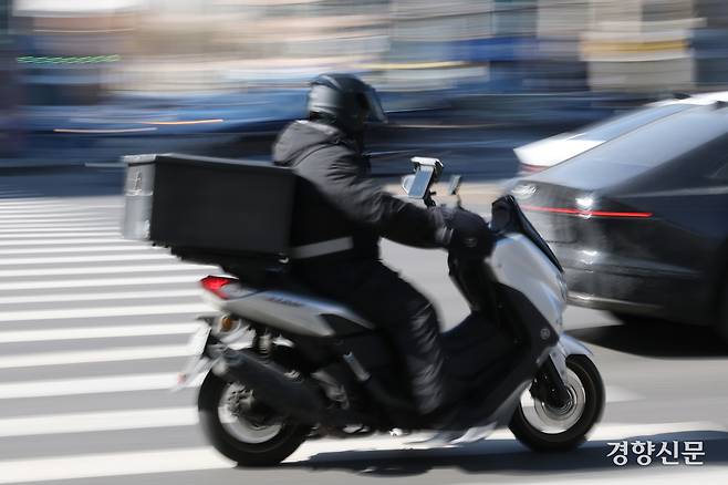 서울 강남구 신논현역 인근 사거리에서 지난 2월 배달 오토바이가 이동하고 있다. 정효진 기자