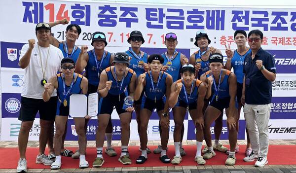 제14회 충주 탄금호배 전국조정대회 남자 일반부 쿼드러플스컬과 에이트서 시즌 3관왕에 오른 용인시청 선수단. 오른쪽이 조준형 감독.용인시청 제공