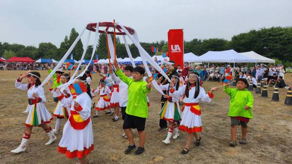 13일 파주 신촌동 LH 운동장에서 열린 ‘2025파주몽골나담축제’에서 나무몽골아동가족센터 소속 어린이 50여명이 전통의상 델을 입고 퍼레이드를 펼치고 있다. 김요섭기자