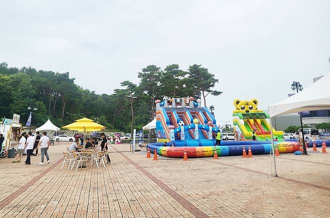 남원 스포츠타운체육관 앞에 설치된 수영장 세트에는 햇볕을 피할 수 있는 의자가 마련돼 음료를 마시면서 아이를 지켜볼 수 있다. (사진=남원당구연맹)