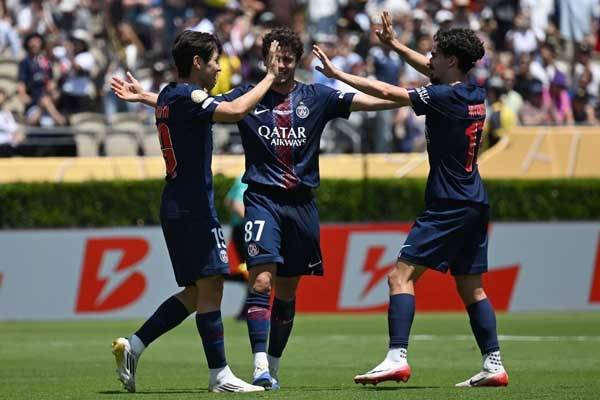 이강인이 골을 성공시킨 뒤 동료들에게 축하를 받고 있다. 사진= AFP= 연합뉴스 제공