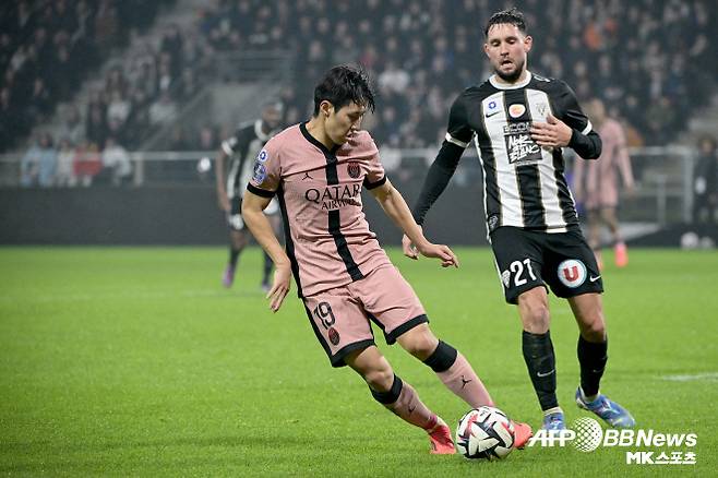 PSG엔 한국 축구 대표팀 핵심 이강인이 뛰고 있다. 이강인은 올 시즌 리그앙 30경기에서 6골 6도움을 기록했다. UCL 11경기, 쿠프 드 프랑스 3경기, 트로페 데 샹피옹 1경기에도 나섰다. 클럽 월드컵에선 교체로 4경기에 나서 1골을 기록 중이다. 이강인은 2024-25시즌 후반기 주전 경쟁에서 완전히 밀려났다. 클럽 월드컵에서도 교체로만 4경기에 나섰다. 이강인 4경기에서 총 60분 뛰었다. 사진=AFPBBNews=News1