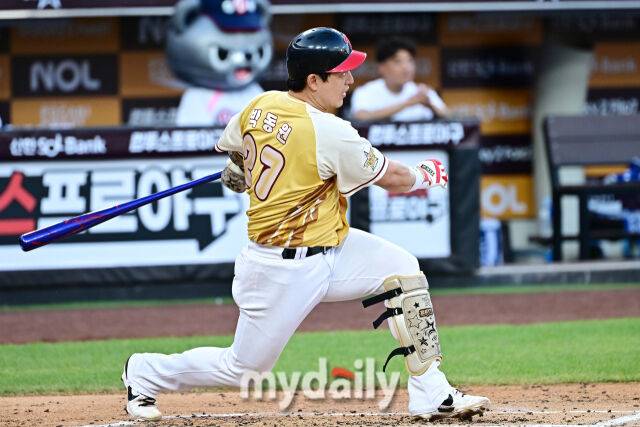 12일 대전 한화생명 볼파크 야구장에서 열린 '2025 신한 SOL뱅크 KBO 올스타' 드림 올스타(삼성·두산·KT·SSG·롯데) - 나눔 올스타(KIA·LG·한화·NC·키움) 경기. 나눔 박동원이 2회말 2사 1-3루에 1타점 적시타를 치고 있다./대전=한혁승 기자