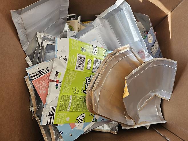 지난 6일 경기 고양종합운동장 주경기장에서 열린 ‘블랙핑크 월드투어 <데드라인>인 고양(BLACKPINK WORLD TOUR IN GOYANG)’ 콘서트에서 테트라팩 코리아에 반납된 멸균팩 모습. 김광우 기자.