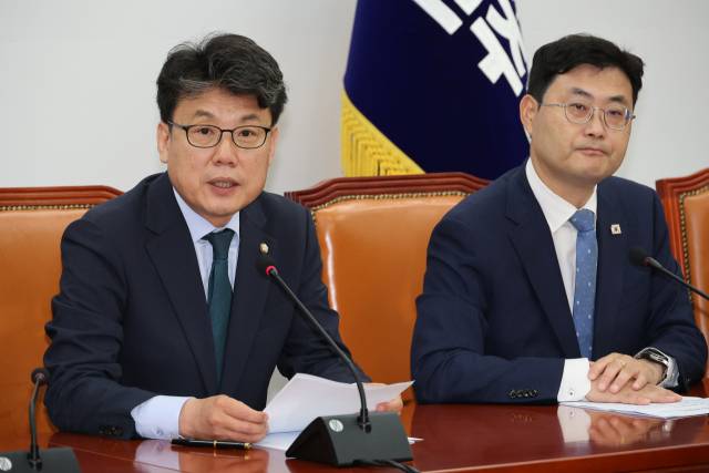 ▲더불어민주당 진성준 정책위의장이 8일 서울 여의도 국회에서 열린 더불어민주당 원내대책회의에서 발언하고 있다. ⓒ연합뉴스