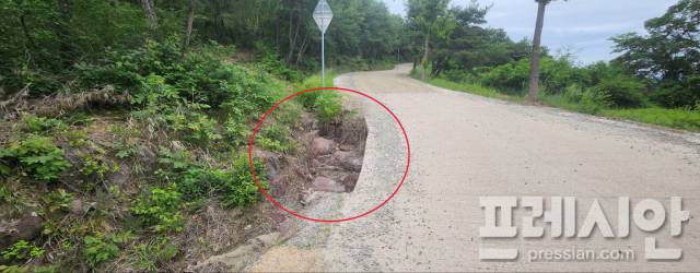 ▲안동시 풍천면 병산리에 위치한 군도 5호선(병산길) 해당 구간 비포장도로의 가장자리는 이미 침하되거나 붕괴가 진행된 곳이 적지 않았다. ⓒ 프레시안(김종우)