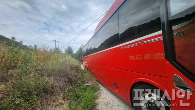 ▲ 안동시 풍천면 병산리에 위치한 군도 5호선(병산길), 관광버스가 진입했다가 승용차와 마주치며 ‘아찔한 교행’을 시도하다 버스 뒷바퀴가 수로에 빠지는 장면. ⓒ 프레시안(김종우)