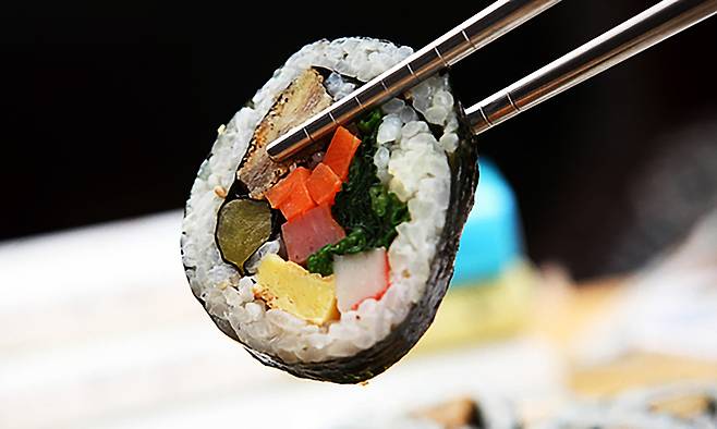 서울 서초구의 한 김밥집에서 식사한 사람들이 무더기로 식중독 증상을 보여 당국이 역학조사에 나섰다. 사진=게티이미지뱅크