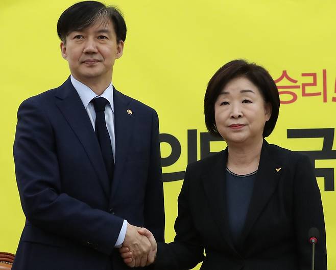 2019년 9월 조국 신임 법무부 장관(왼쪽)이 정의당 심상정 대표와 만나 인사를 나누고 있다. 그로부터 얼마 뒤 조 장관은 자녀의 대학 및 대학원 입시 비리에 책임을 지고 사퇴했다. 숱한 흠결에도 불구하고 조 장관 후보자를 데스노트에 올리지 않은 정의당의 처사는 결국 부메랑이 되고 말았다. 세계일보 자료사진