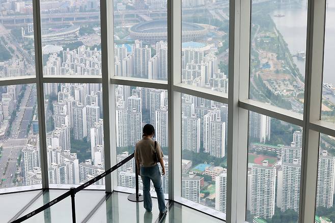 서울 송파구 롯데월드타워 전망대 서울스카이에서 바라본 서울 시내 아파트 단지 모습. 세계일보 자료 사진