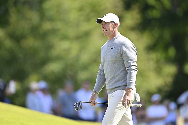 로리 매킬로이가 13일 영국 스코틀랜드 노스베릭에서 열린 제네시스 스코티시 오픈 3라운드에서 퍼트를 마치고 그린을 벗어나고 있다. 노스베릭|AP연합뉴스