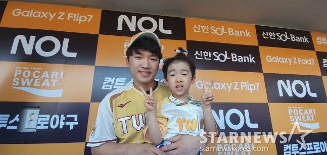 LG 박해민이 12일 대전 한화생명 볼파크에서 열린 2025 KBO 올스타전에 참석해 아들 박이든 군과 사진을 찍고 있다. /사진=김동윤 기자