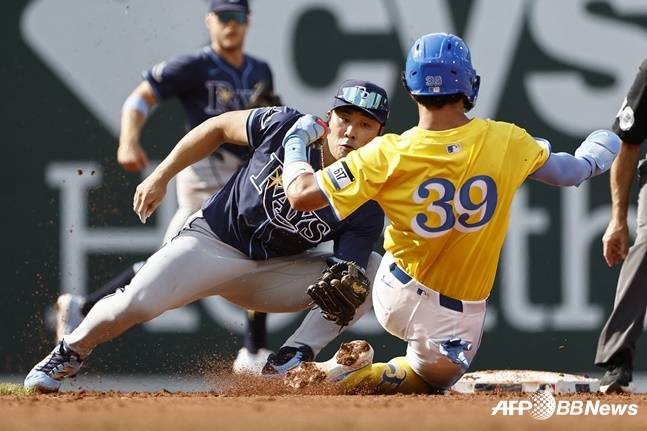 김하성(왼쪽)이 2루에서 주자를 잡아내고 있다. /AFPBBNews=뉴스1