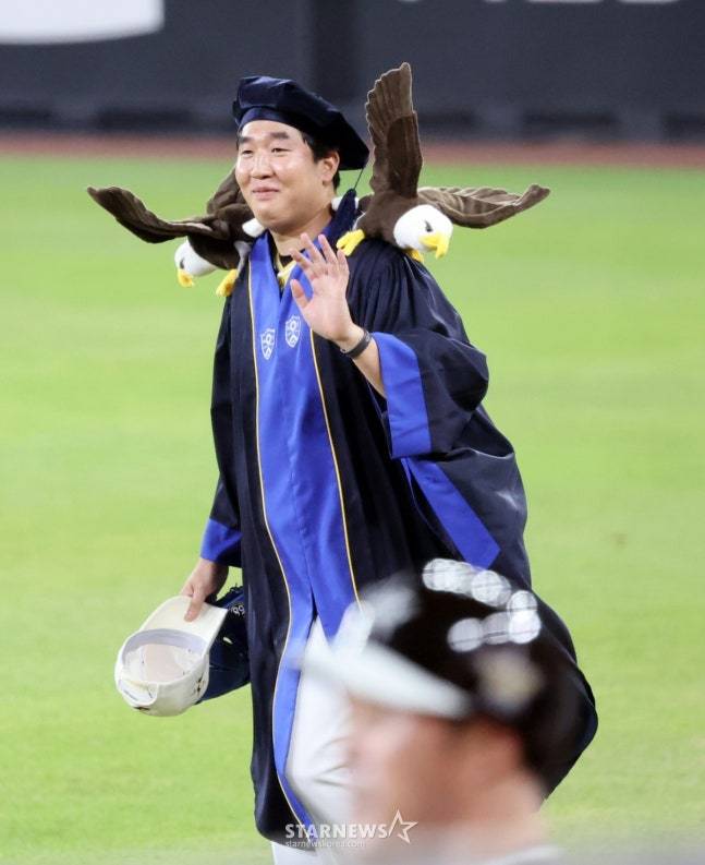 나눔올스타 박상원이 12일 대전한화생명볼파크에서 열린 2025KBO리그 올스타게임에서 두마리 독수리를 어깨어 올린 연세대 졸업식 가운을 입고 마운드로 향하고 있다. /사진=강영조 선임기자