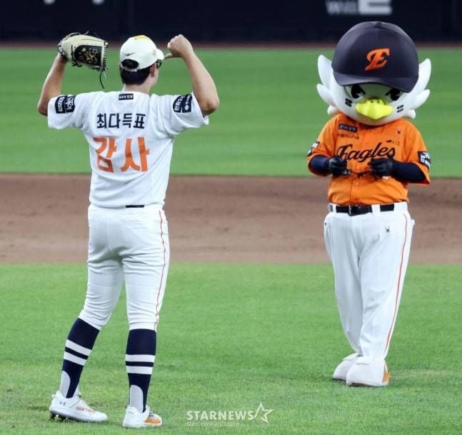 나눔올스타 김서현이 12일 대전한화생명볼파크에서 열린 2025KBO리그 올스타게임 9회초 등판하며 최다득표 감사세리머니를 하고 있다.