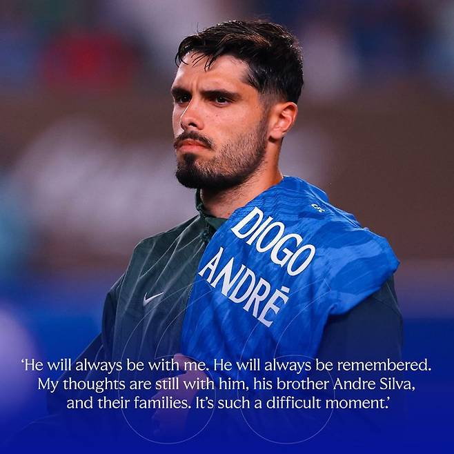 지오구 조타와 안드레 실바 추모 유니폼을 든 페드루 네투. /사진=첼시 공식 사회관계망서비스(SNS)