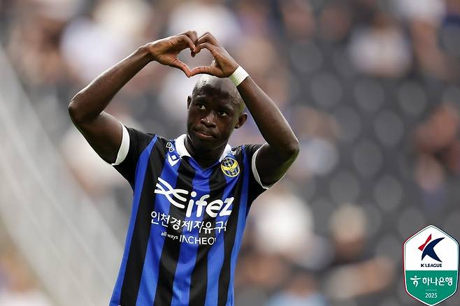 인천 유나이티드 바로우가 13일 인천축구전용경기장에서 열린 충남아산과의 하나은행 K리그2 2025 20라운드 홈경기에서 골을 넣은 뒤 하트 세리머니를 하고 있다./사진=한국프로축구연맹 제공