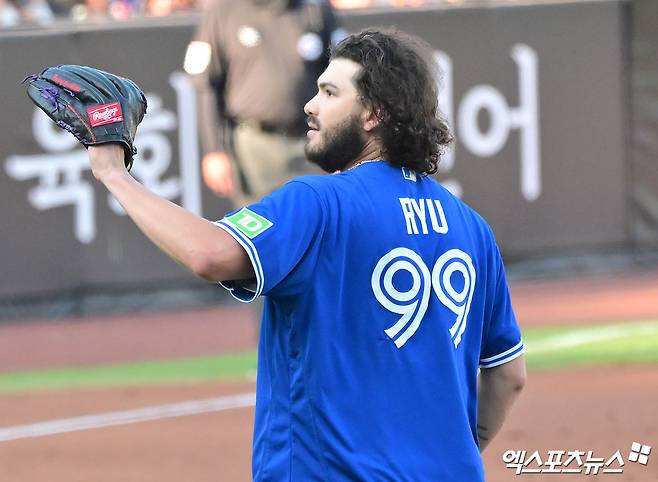 12일 오후 대전 한화생명볼파크에서 열린 '2025 신한 SOL Bank KBO 올스타전' 드림 올스타와 나눔 올스타의 경기, 나눔 선발투수 폰세가 류현진 유니폼을 입고 피칭하고 있다. 대전, 김한준 기자