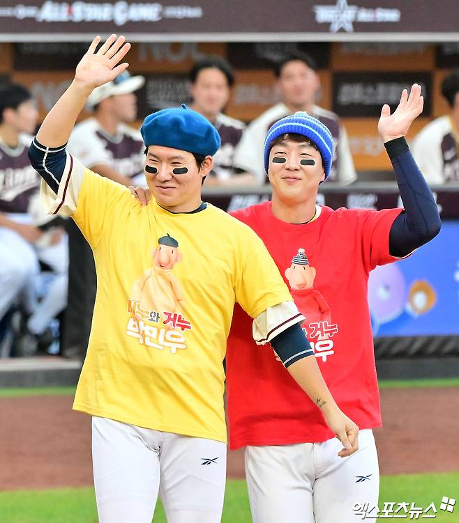 12일 오후 대전한화생명볼파크에서 열린 '2025 신한 SOL Bank KBO 올스타전' 드림 올스타와 나눔 올스타의 경기, 나눔 올스타 박민우와 박건우가 인사를 하고 있다. 엑스포츠뉴스 대전, 김한준 기자