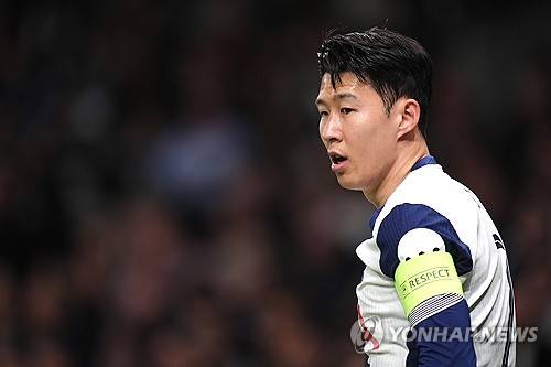 영국 매체 '더스탠더드'가 지난 12일(한국시간) 손흥민이 토트넘에서의 미래에 의문이 제기되고 있으며 손흥민 없는 미래를 준비하는 것처럼 보인다고 보도했다. 연합뉴스