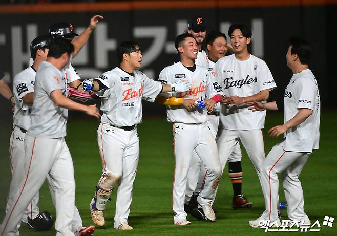 김경문 감독이 이끄는 한화 이글스가 2025시즌 전반기를 52승33패2무, 승률 0.612를 기록했다. 올스타 휴식기를 1위로 맞이하고 한국시리즈 직행을 향한 발판을 마련했다. 사진 엑스포츠뉴스 DB