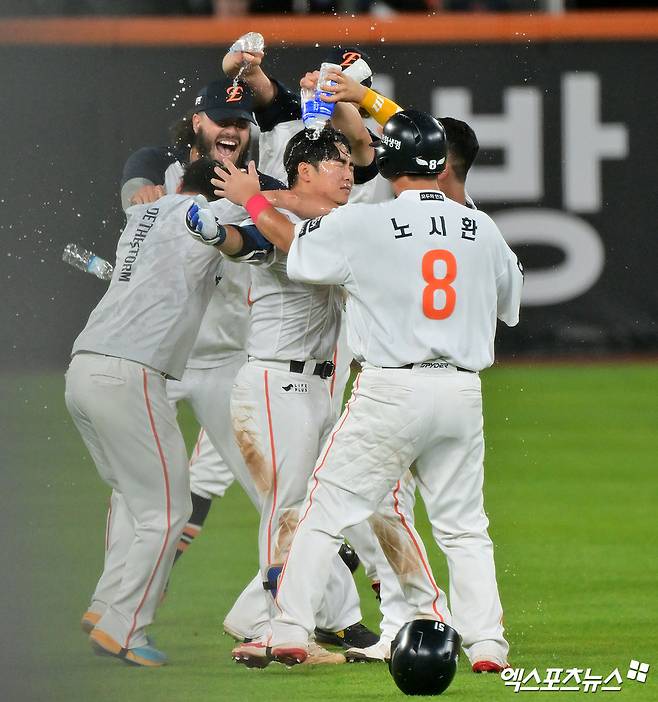 김경문 감독이 이끄는 한화 이글스가 2025시즌 전반기를 52승33패2무, 승률 0.612를 기록했다. 올스타 휴식기를 1위로 맞이하고 한국시리즈 직행을 향한 발판을 마련했다. 사진 엑스포츠뉴스 DB