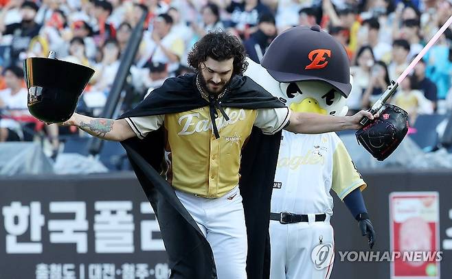 마운드에 오르는 다스 베이더 (대전=연합뉴스) 김준범 기자 = 12일 대전 한화생명 볼파크에서 열린 2025 신한 SOL뱅크 KBO 올스타전. 나눔 선발 폰세가 다스 베이더 분장을 한 상태로 마운드에 오르고 있다. 2025.7.12 psykims@yna.co.kr