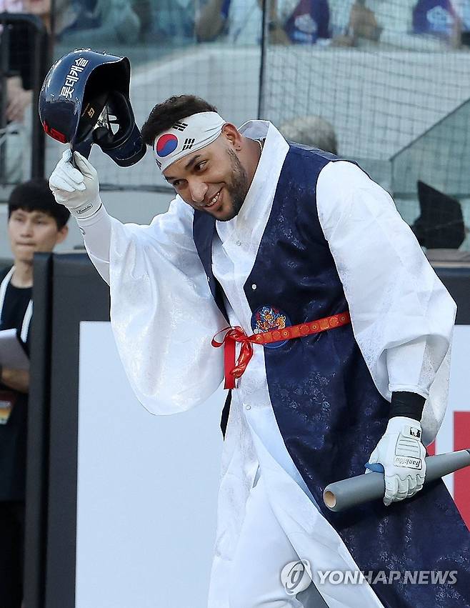 고운 한복 입고 (대전=연합뉴스) 김준범 기자 = 12일 대전 한화생명 볼파크에서 열린 2025 신한 SOL뱅크 KBO 올스타전. 1회초 1사 때 드림 올스타 레이예스가 한복을 입고 타석에 들어서고 있다. 2025.7.12 psykims@yna.co.kr