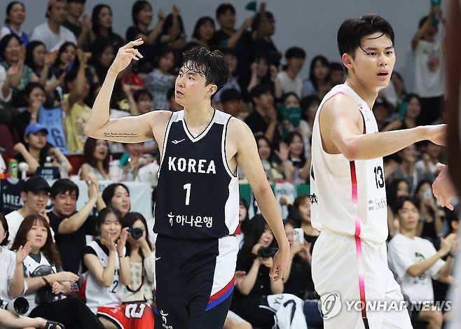 함성 유도하는 이현중 (안양=연합뉴스) 홍기원 기자 = 13일 경기도 안양정관장아레나에서 열린 2025 남자농구 국가대표 평가전 한국과 일본의 경기. 한국 이현중이 작전타임 때 벤치로 들어가며 관중들의 함성을 유도하고 있다. 2025.7.13 xanadu@yna.co.kr