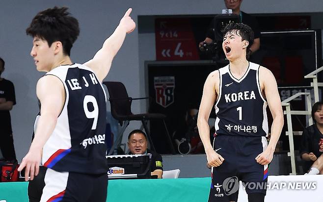 기뻐하는 이현중 (안양=연합뉴스) 홍기원 기자 = 13일 경기도 안양정관장아레나에서 열린 2025 남자농구 국가대표 평가전 한국과 일본의 경기. 득점에 성공한 한국 이현중이 기뻐하고 있다. 2025.7.13 xanadu@yna.co.kr