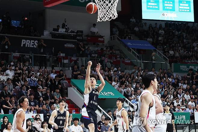 슛하는 이현중 (안양=연합뉴스) 홍기원 기자 = 13일 경기도 안양정관장아레나에서 열린 2025 남자농구 국가대표 평가전 한국과 일본의 경기. 한국 이현중이 슛하고 있다. 2025.7.13 xanadu@yna.co.kr