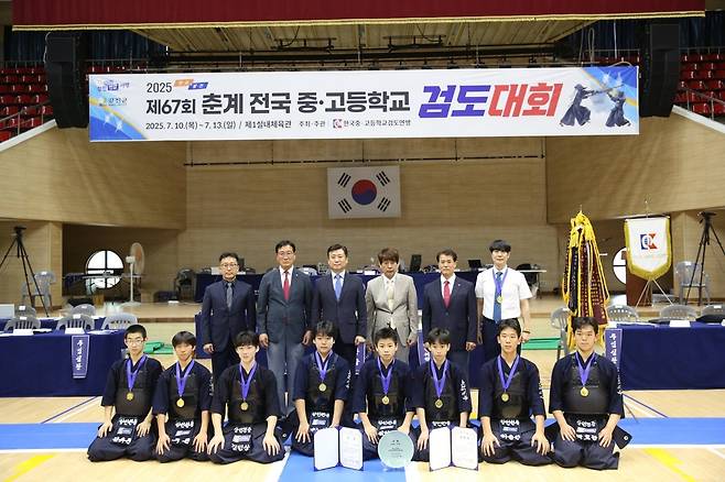 우승을 차지한 상인천 중학교 선수단