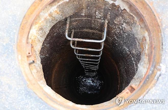 2명 사망 사고 발생한 인천 계양구 맨홀. <사진=연합뉴스>